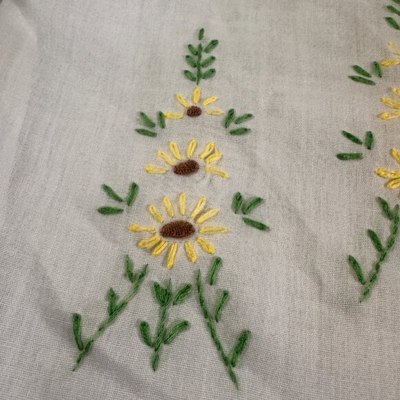 Vintage Hand-Embroidered Daisy Pillowcase – White with Yellow Floral Detail - Picture 2 of 3